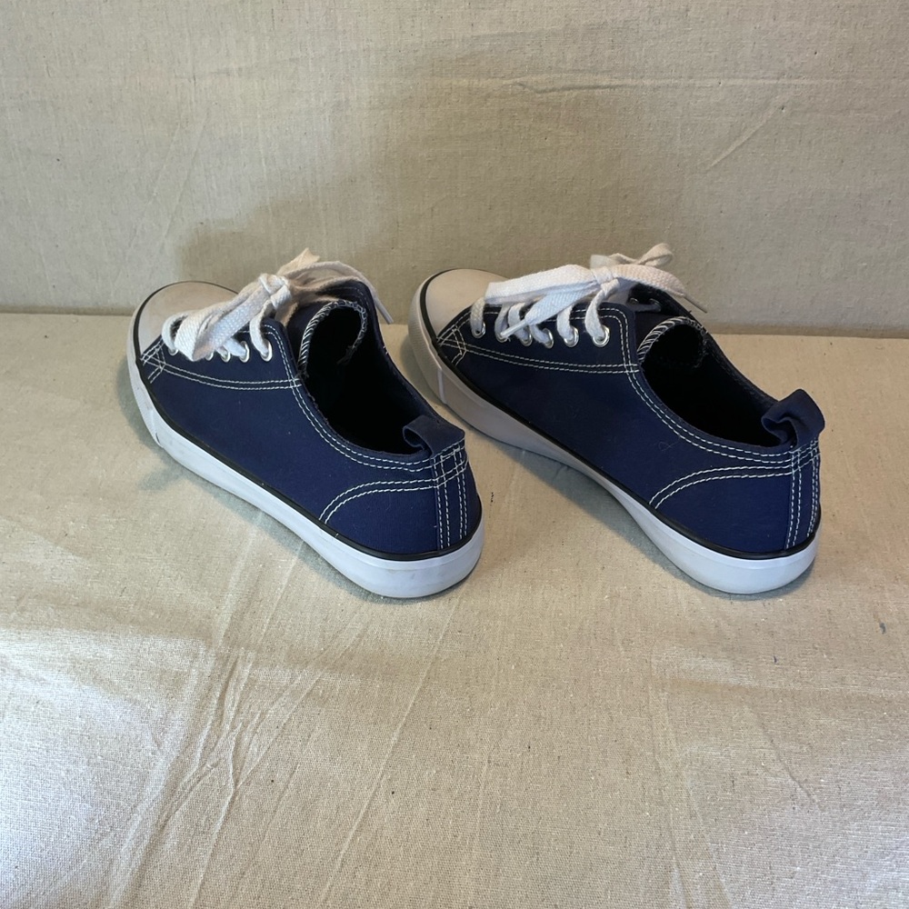 Classic Navy running shoes , men size 9. Absolutely Excellent Condition